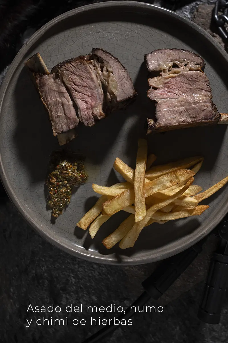 Asado del medio, humo y chimi de hierbas